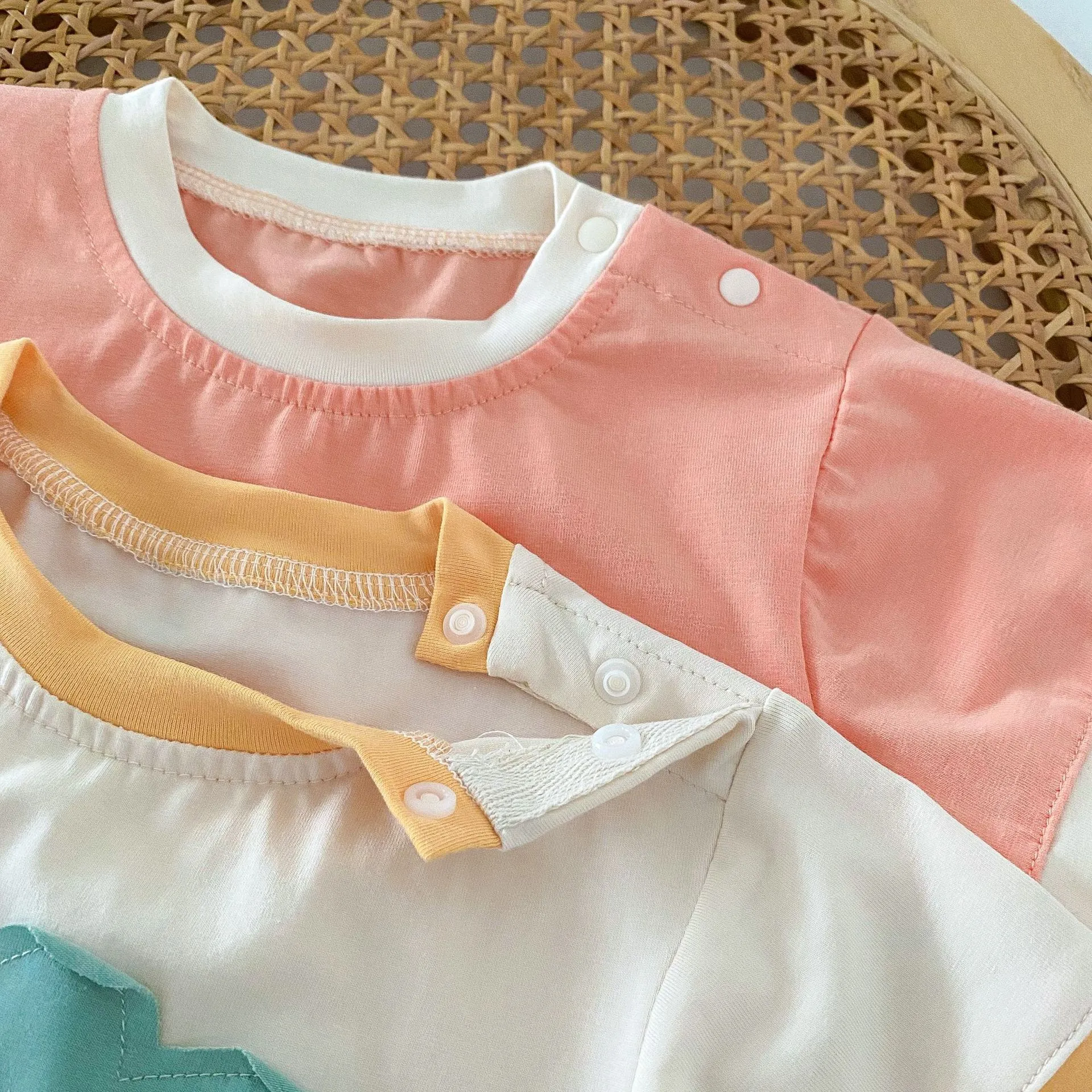 【66-90cm】2色選べる 可愛い アルファベット シンプル 子供 ベビー服 ロンパース