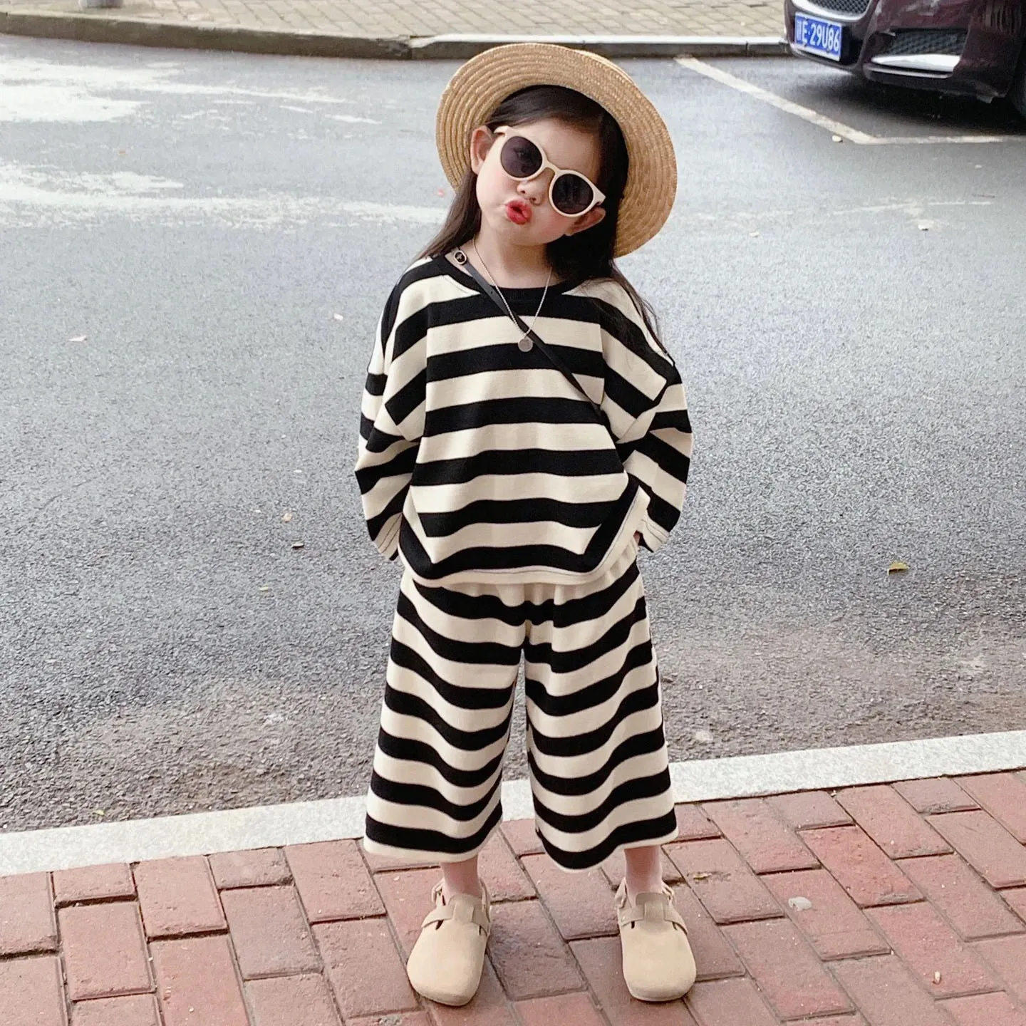 【90-140cm】二点セット 絶対見逃さないで  カジュアル  スポーツ  女の子 トレーナー+ワイドパンツ=セットアップ