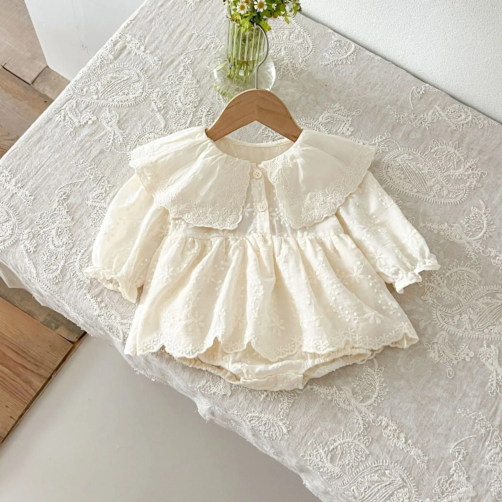 【66-90cm】レース花刺繡ロンパース