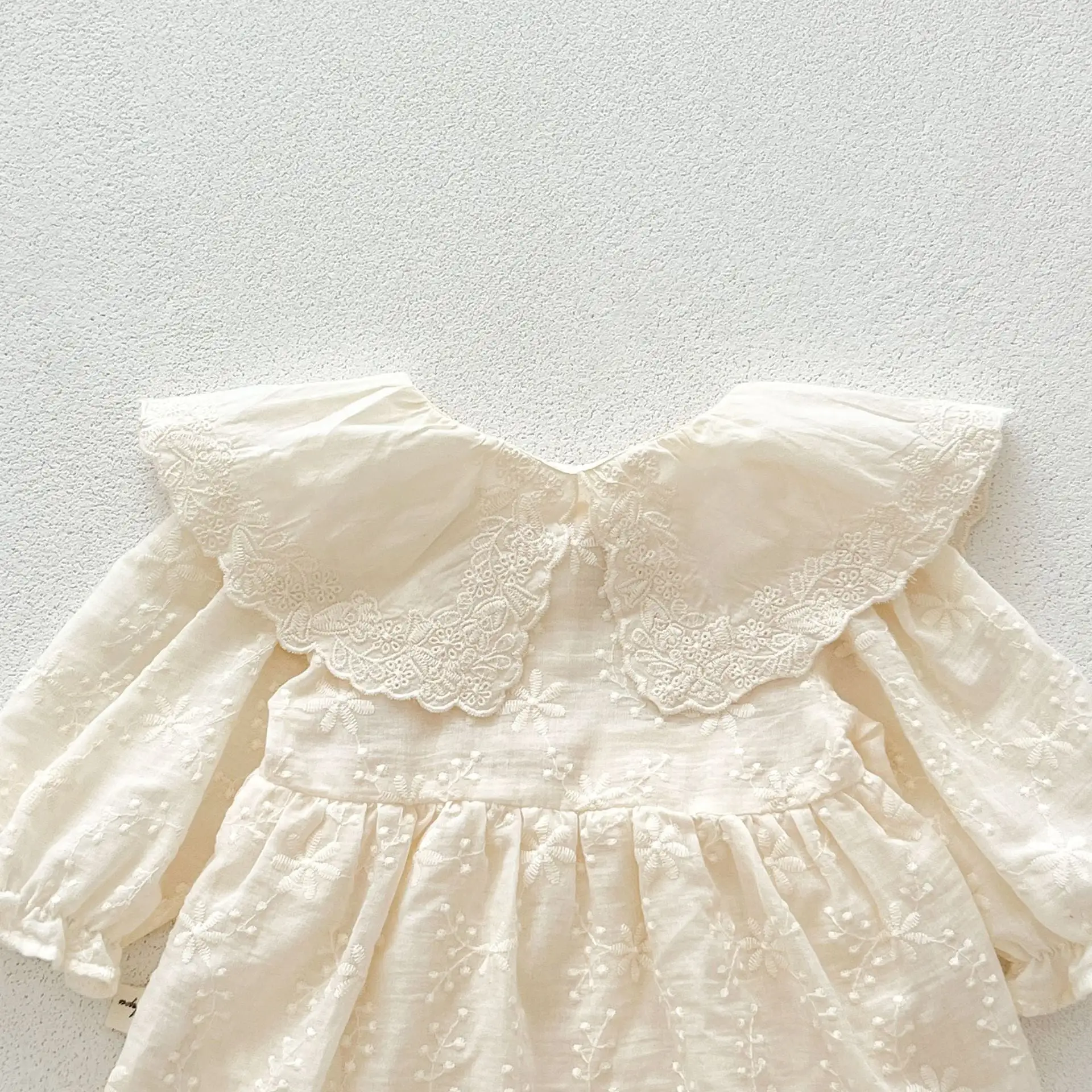 【66-90cm】レース花刺繡ロンパース