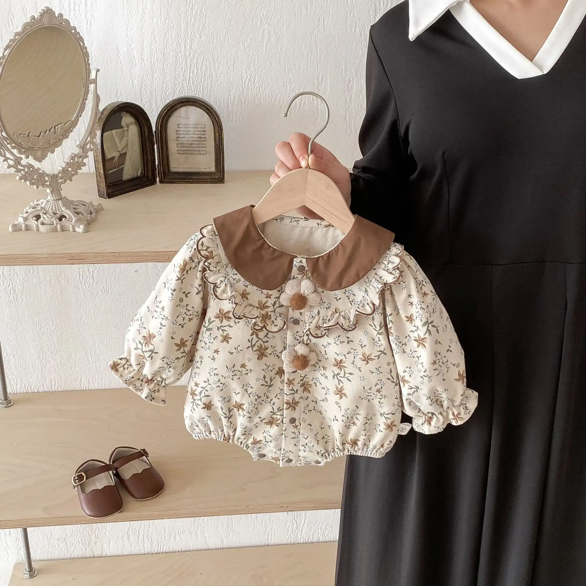 【66-90cm】ブラウン花可愛いロンパース
