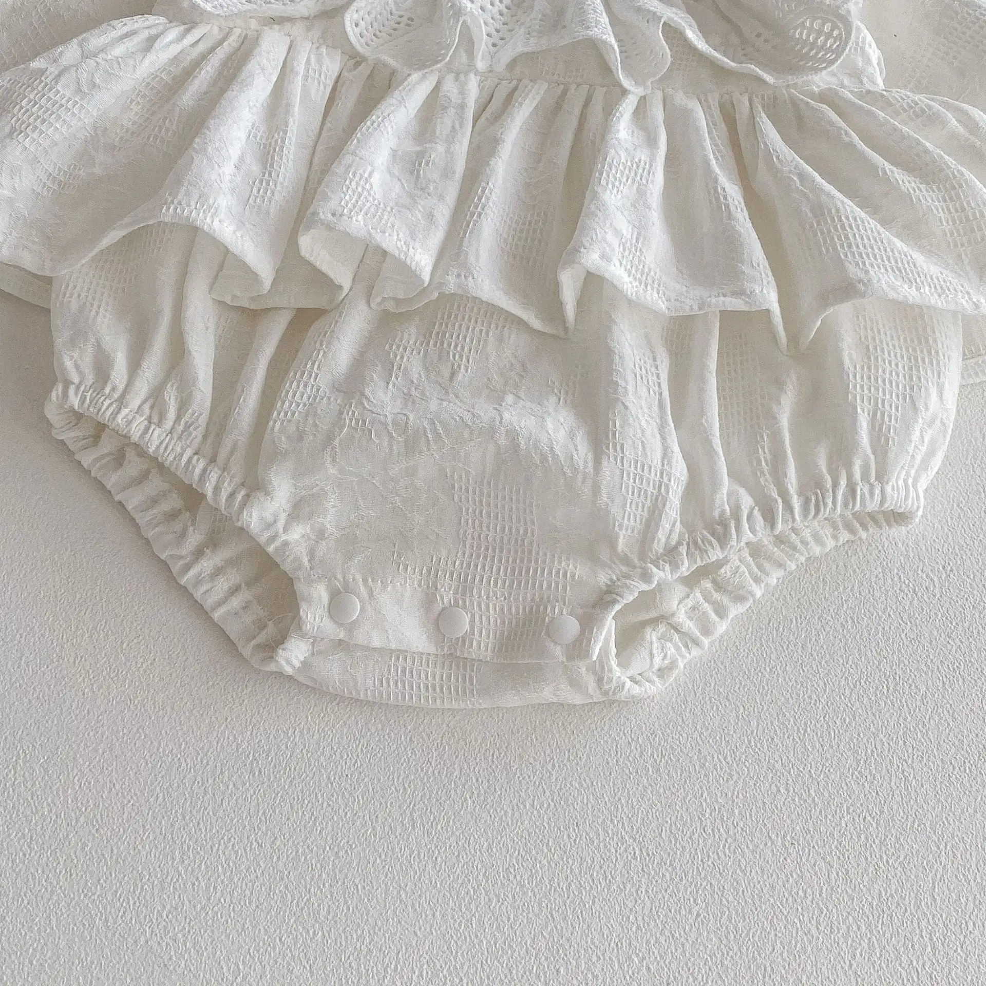 【66-90cm】ホワイト可愛いフリルロンパース