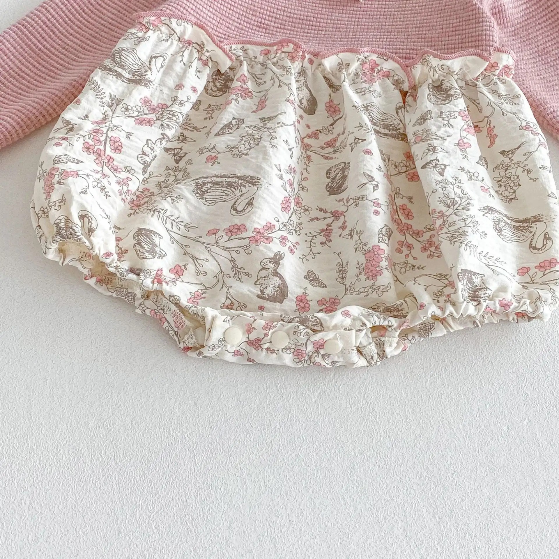 【66-90cm】可愛いフラワーピンクロンパース