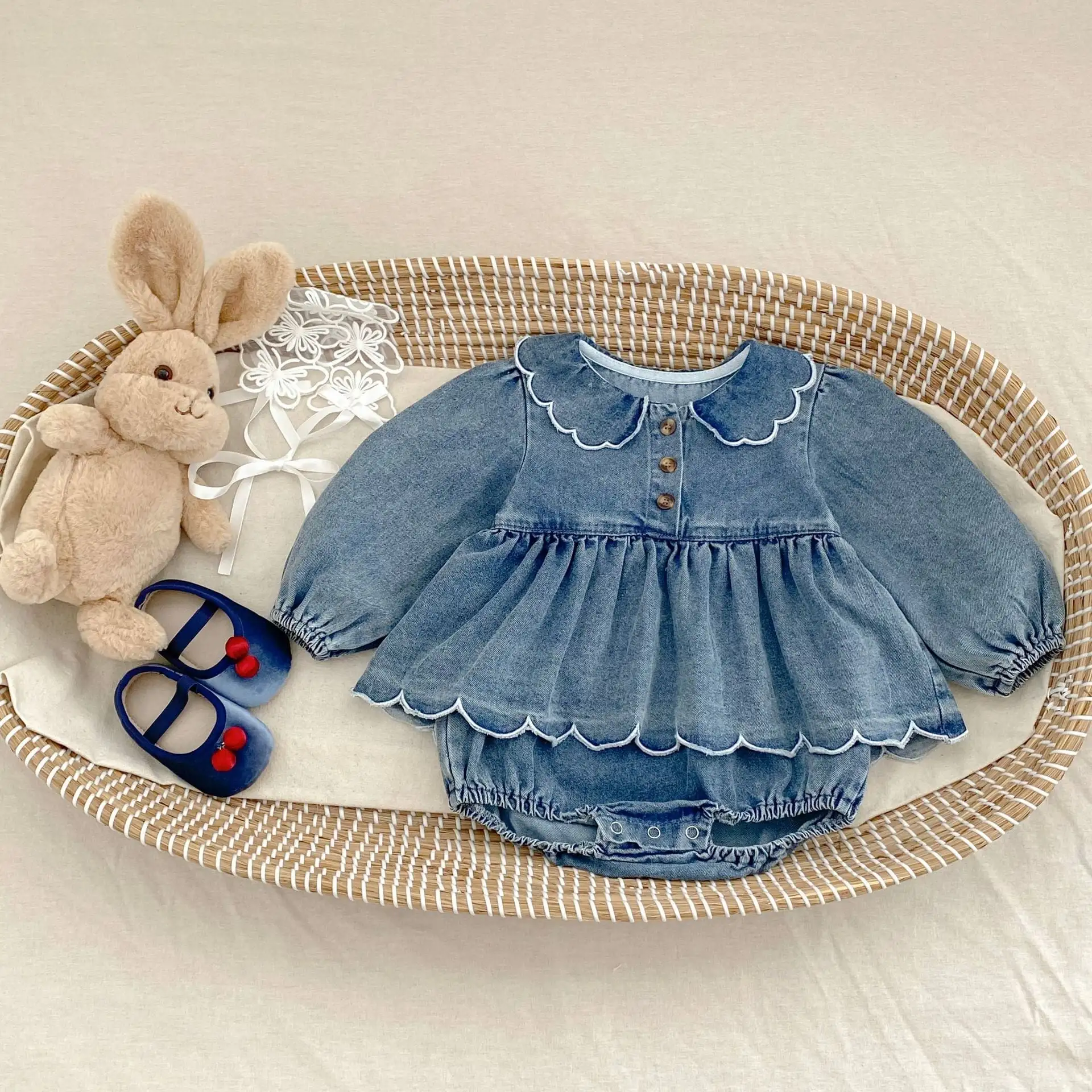 【66-90cm】フリルデニムロンパース