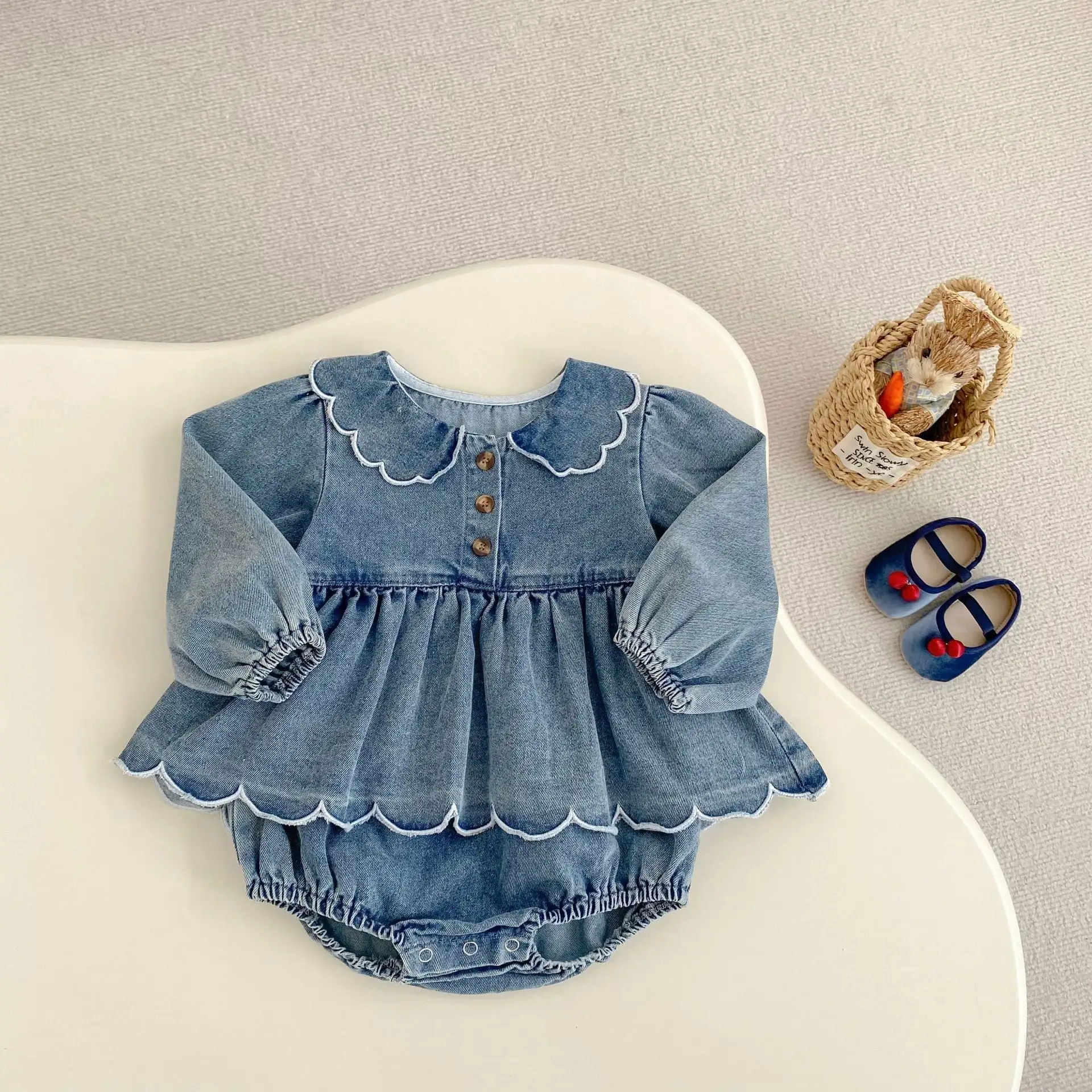 【66-90cm】フリルデニムロンパース