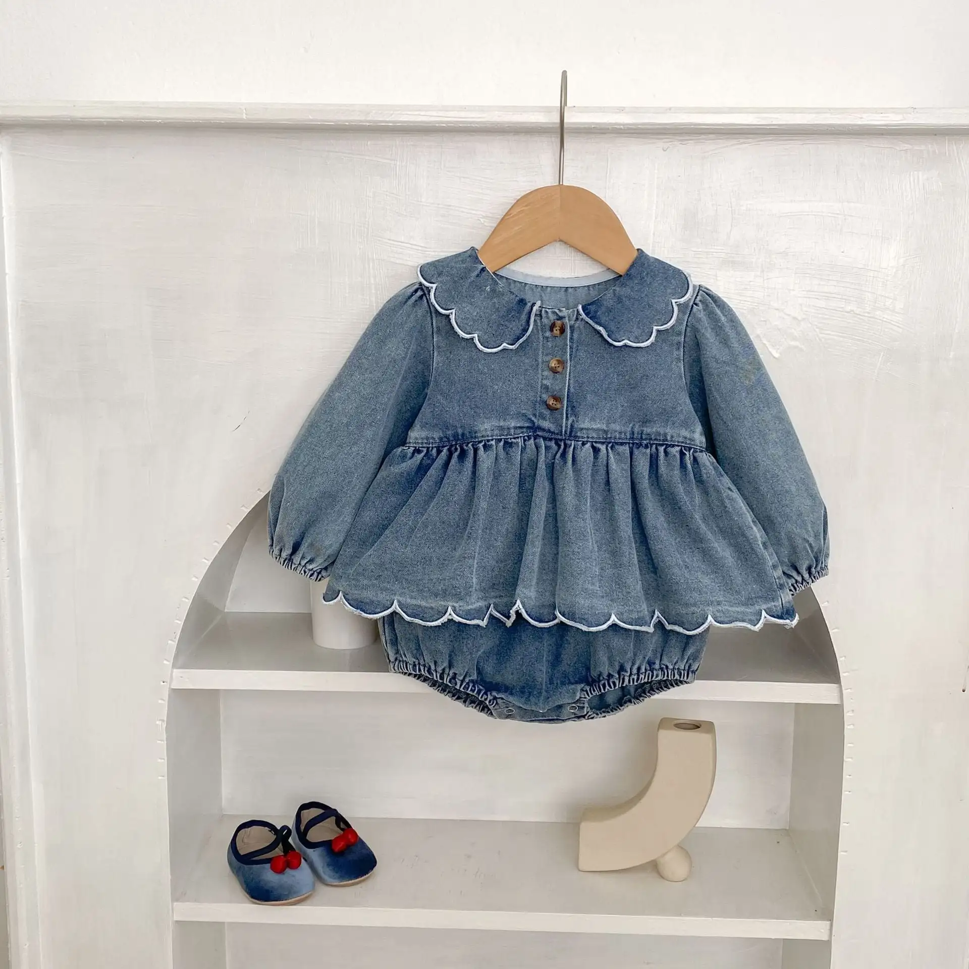 【66-90cm】フリルデニムロンパース